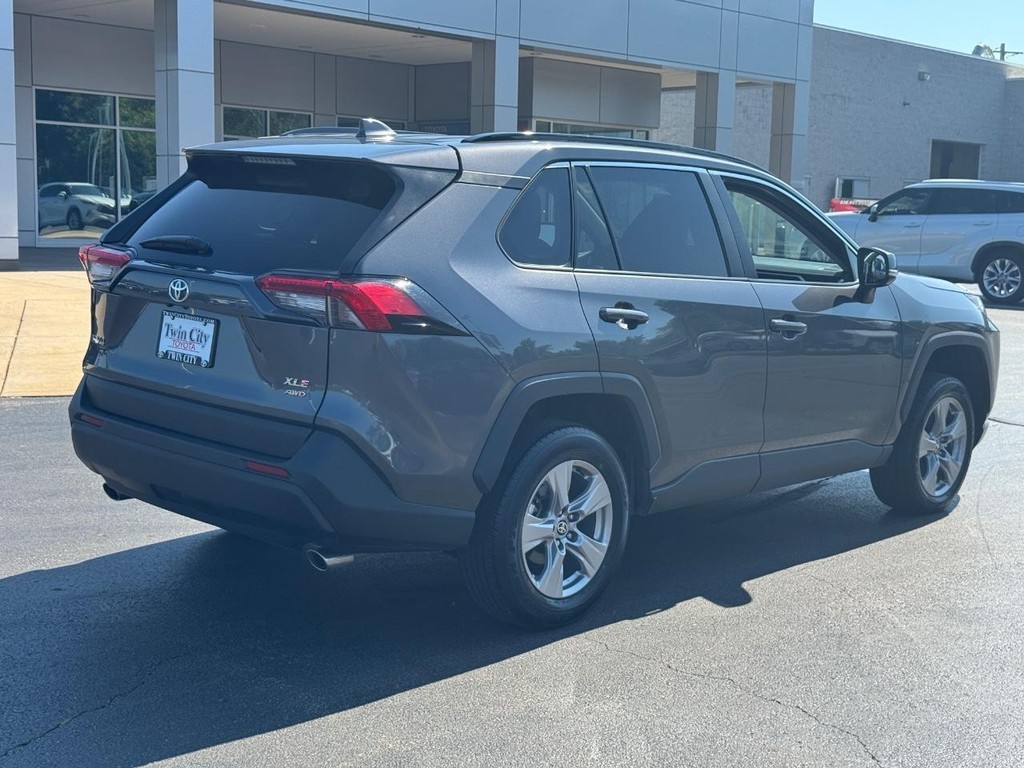 Toyota RAV4 Vehicle Full-screen Gallery Image 03