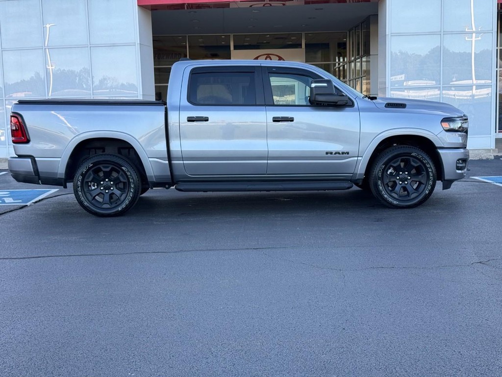 Ram 1500 Vehicle Full-screen Gallery Image 02
