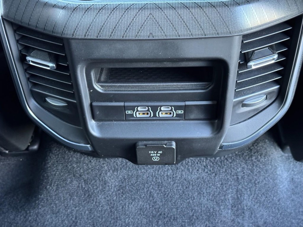 Ram 1500 Vehicle Full-screen Gallery Image 12
