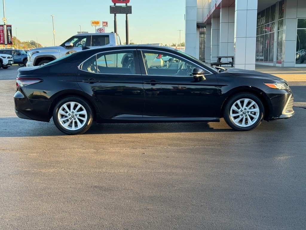 Toyota Camry Vehicle Full-screen Gallery Image 02