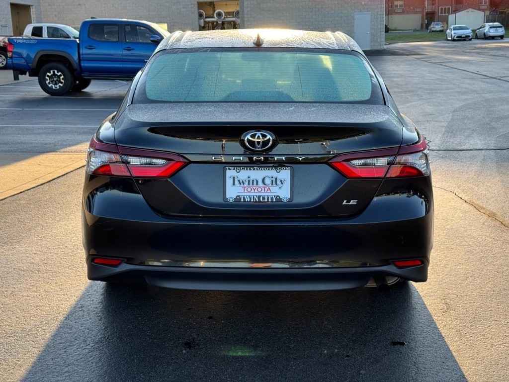 Toyota Camry Vehicle Full-screen Gallery Image 04