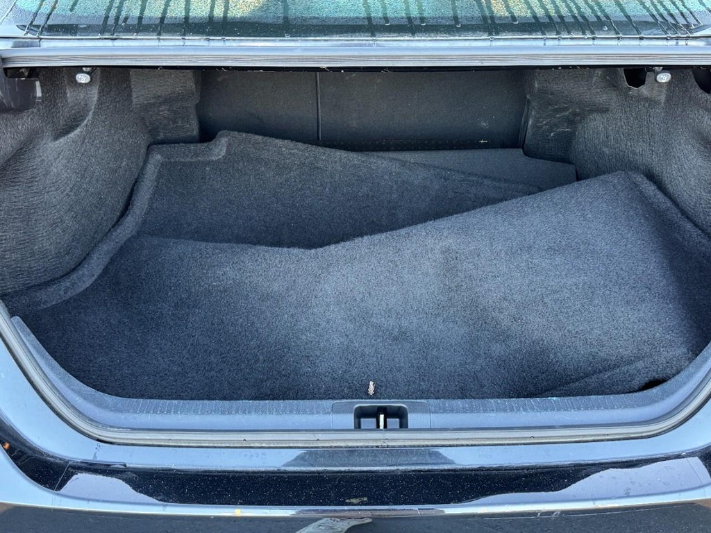 Toyota Camry Vehicle Full-screen Gallery Image 05