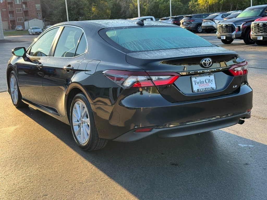 Toyota Camry Vehicle Full-screen Gallery Image 07