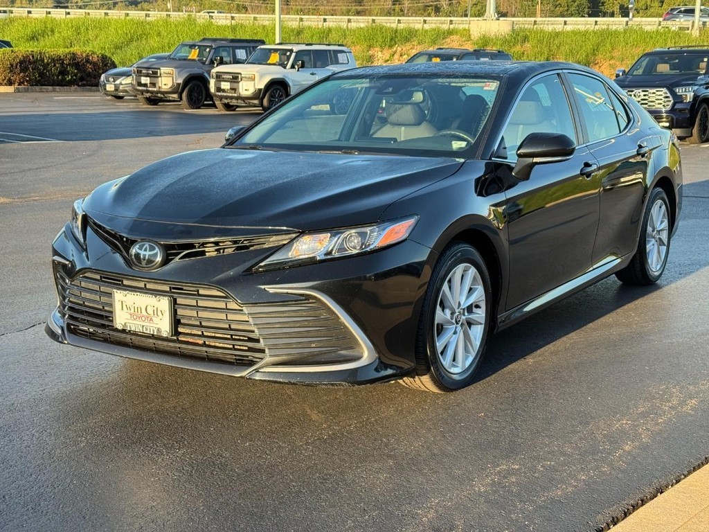 Toyota Camry Vehicle Full-screen Gallery Image 09