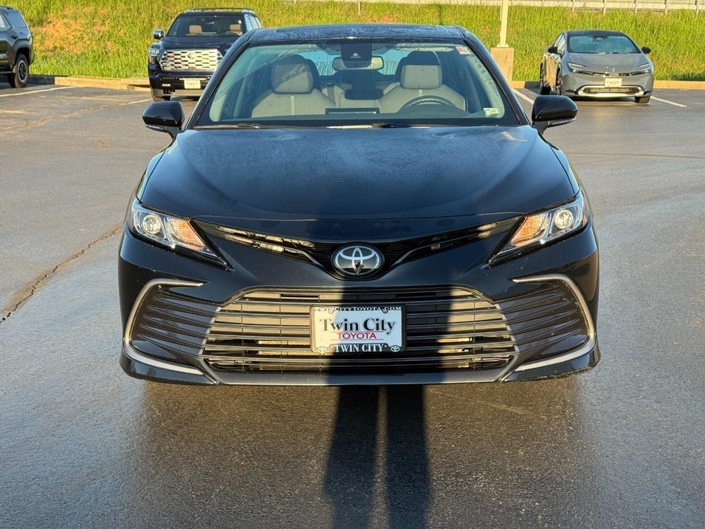 Toyota Camry Vehicle Full-screen Gallery Image 10