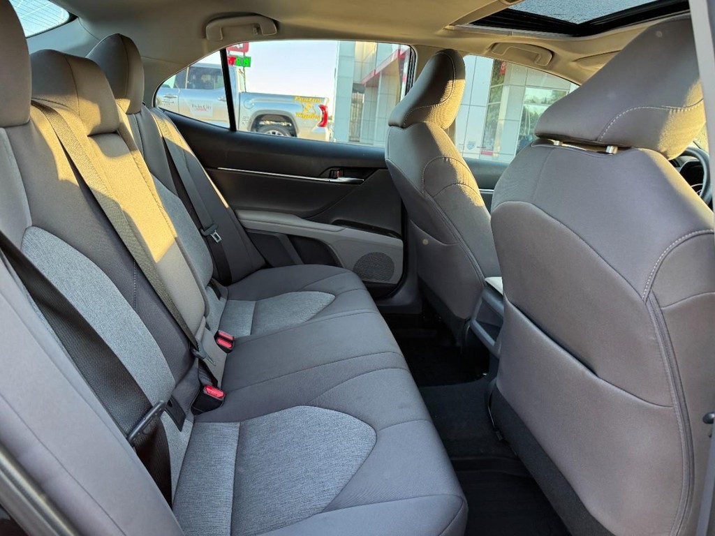 Toyota Camry Vehicle Full-screen Gallery Image 11