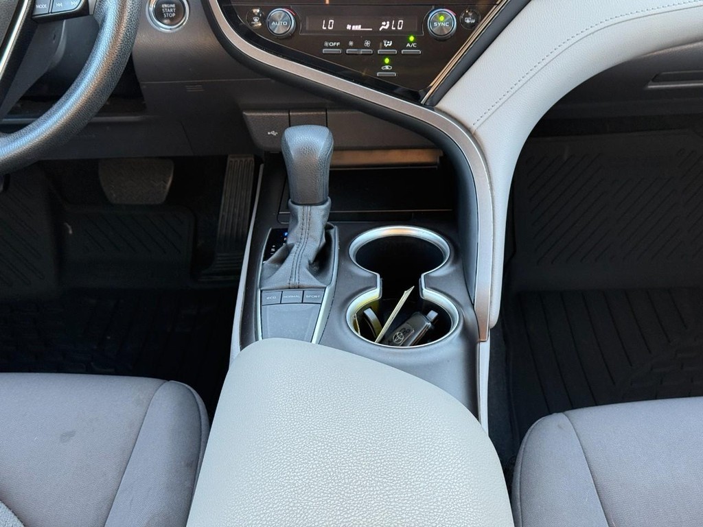 Toyota Camry Vehicle Full-screen Gallery Image 15