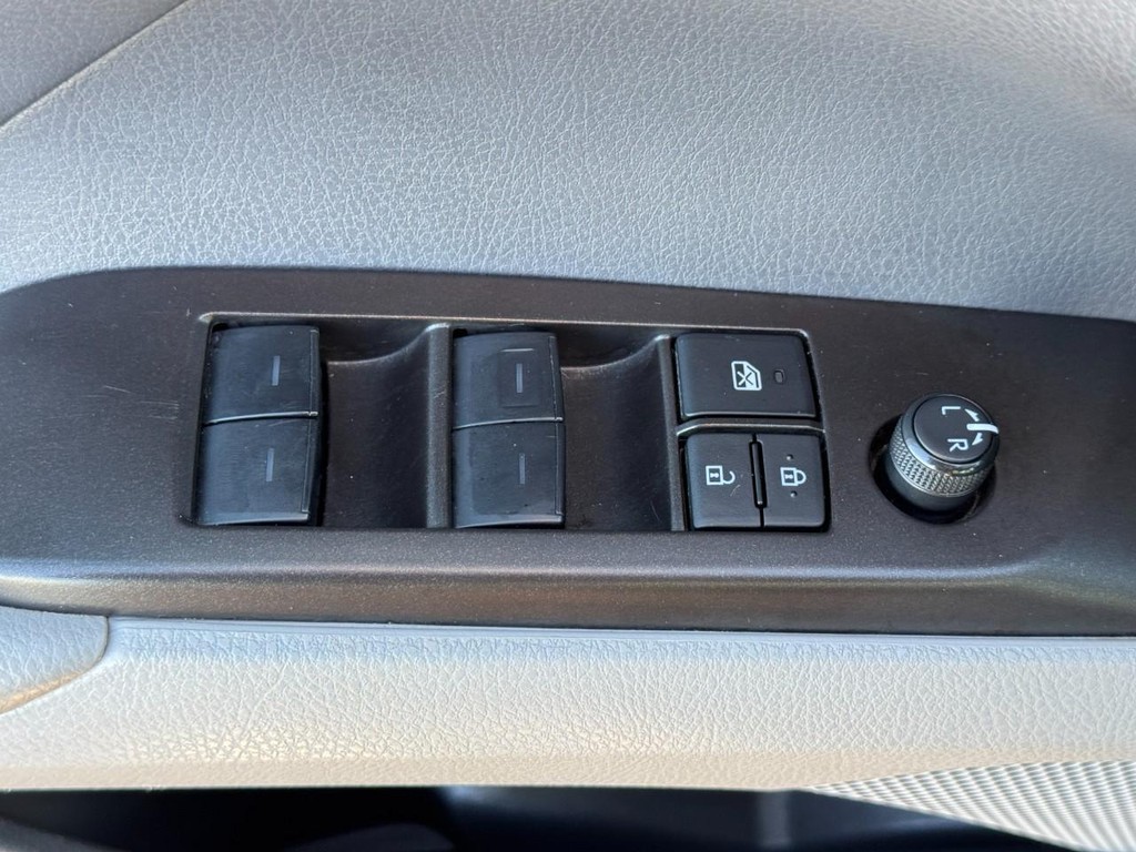 Toyota Camry Vehicle Full-screen Gallery Image 16