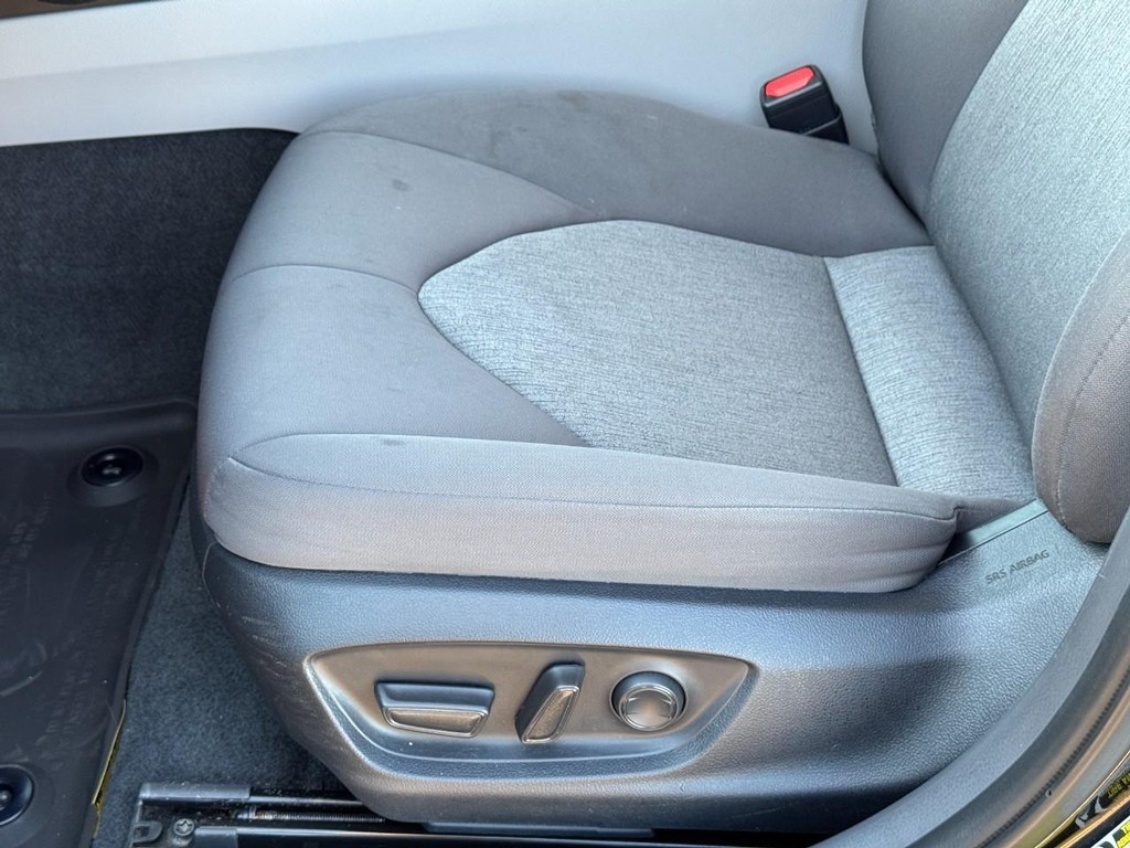 Toyota Camry Vehicle Full-screen Gallery Image 17