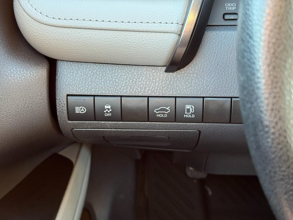 Toyota Camry Vehicle Full-screen Gallery Image 18