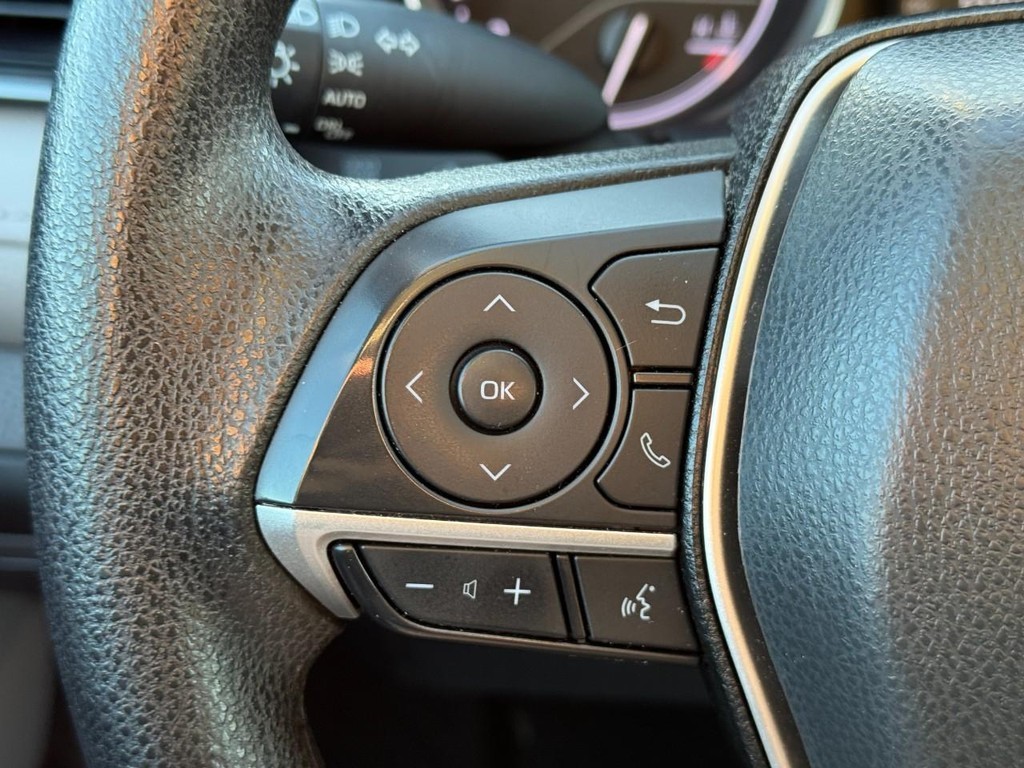 Toyota Camry Vehicle Full-screen Gallery Image 19