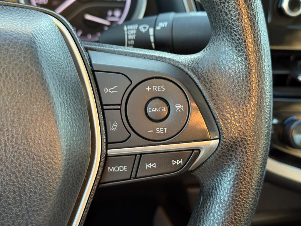 Toyota Camry Vehicle Full-screen Gallery Image 20