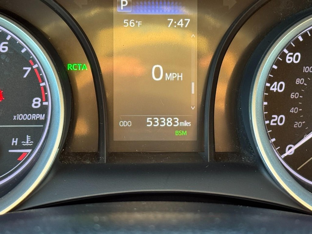 Toyota Camry Vehicle Full-screen Gallery Image 22
