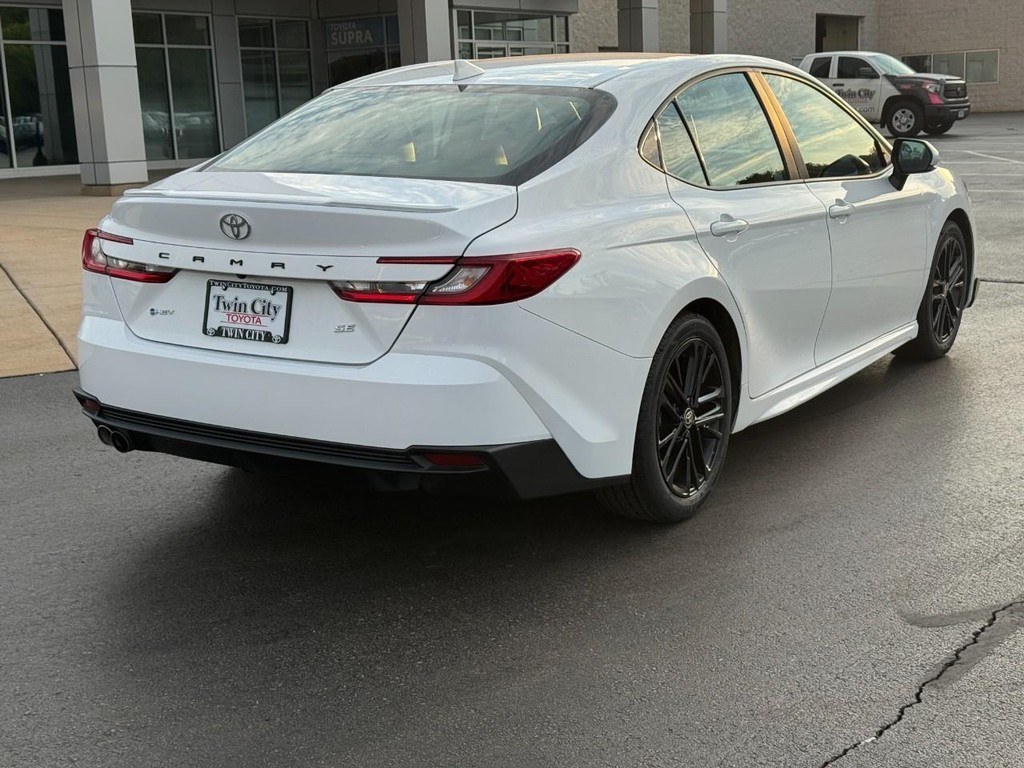 Toyota Camry Vehicle Full-screen Gallery Image 03