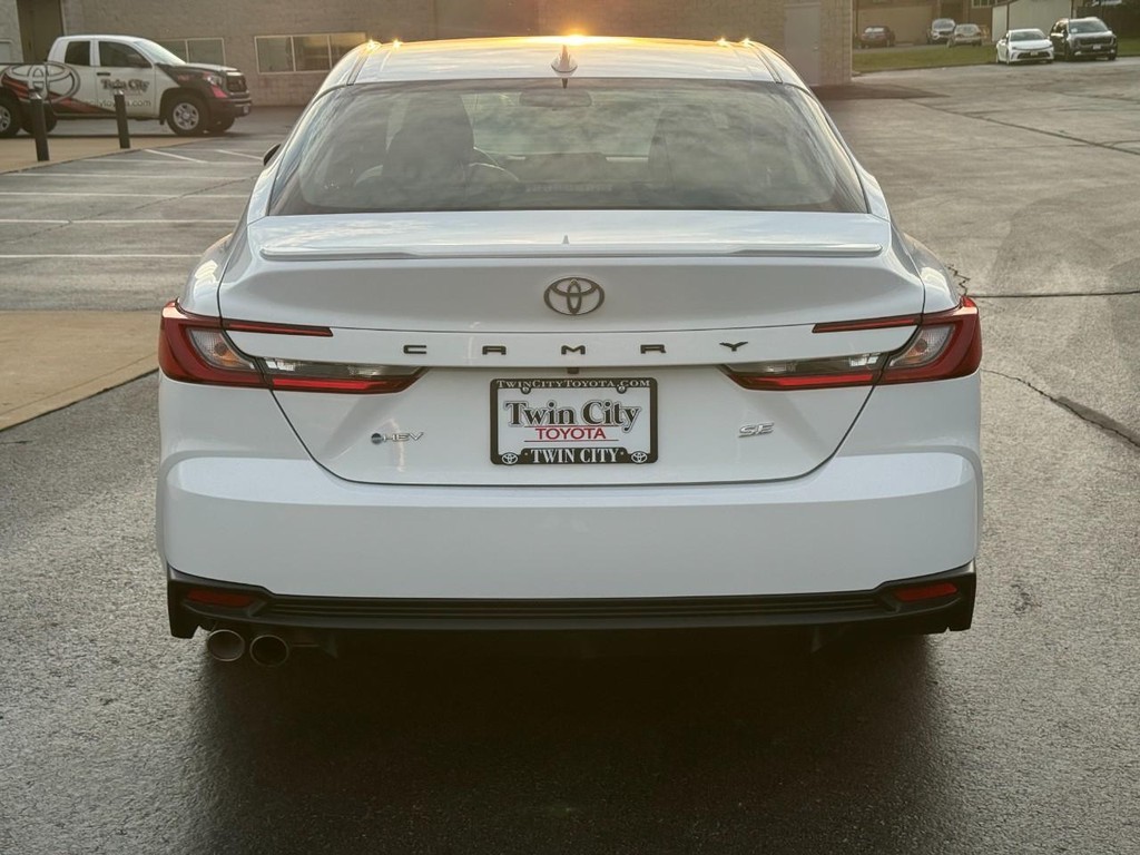 Toyota Camry Vehicle Full-screen Gallery Image 04