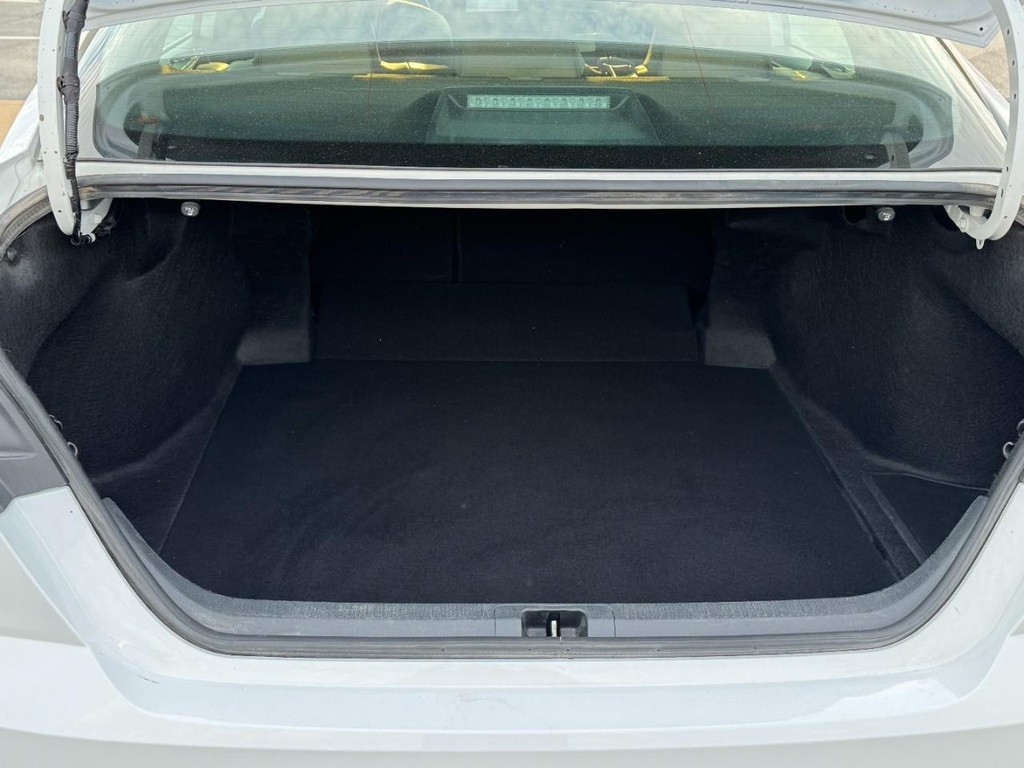 Toyota Camry Vehicle Full-screen Gallery Image 06