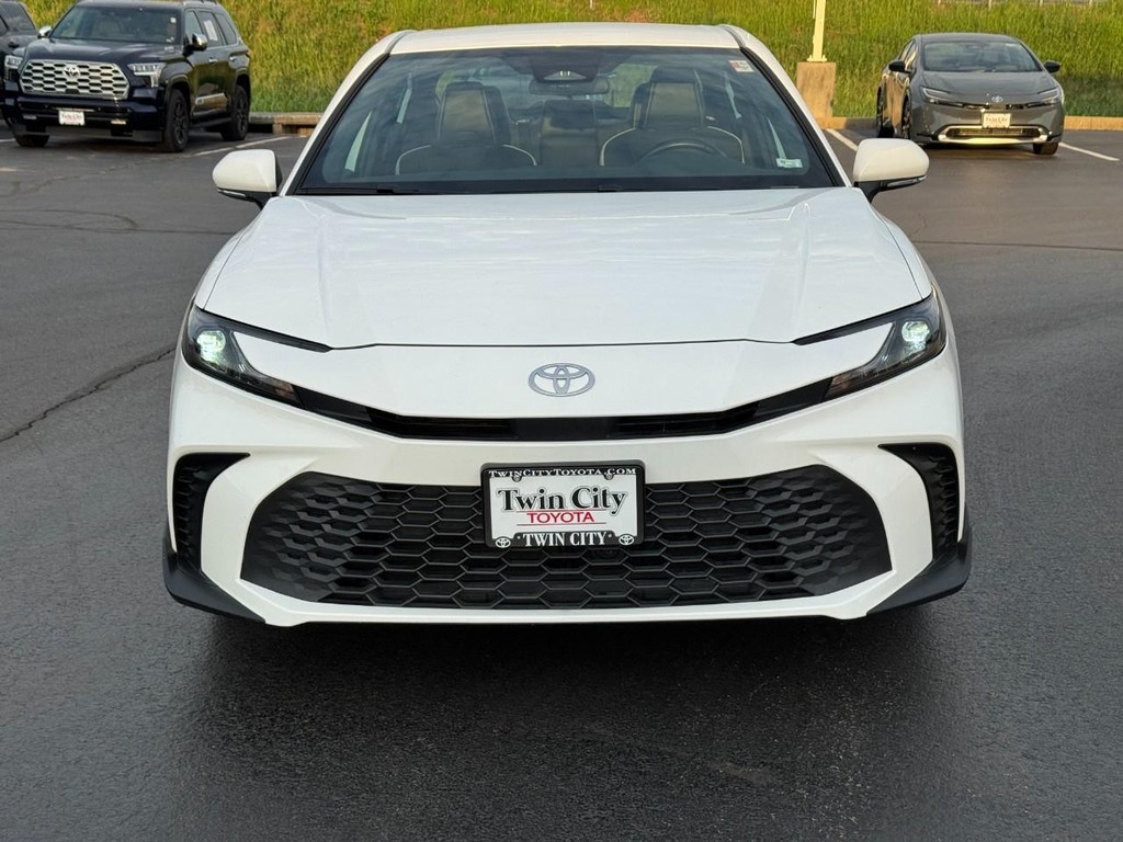 Toyota Camry Vehicle Full-screen Gallery Image 10