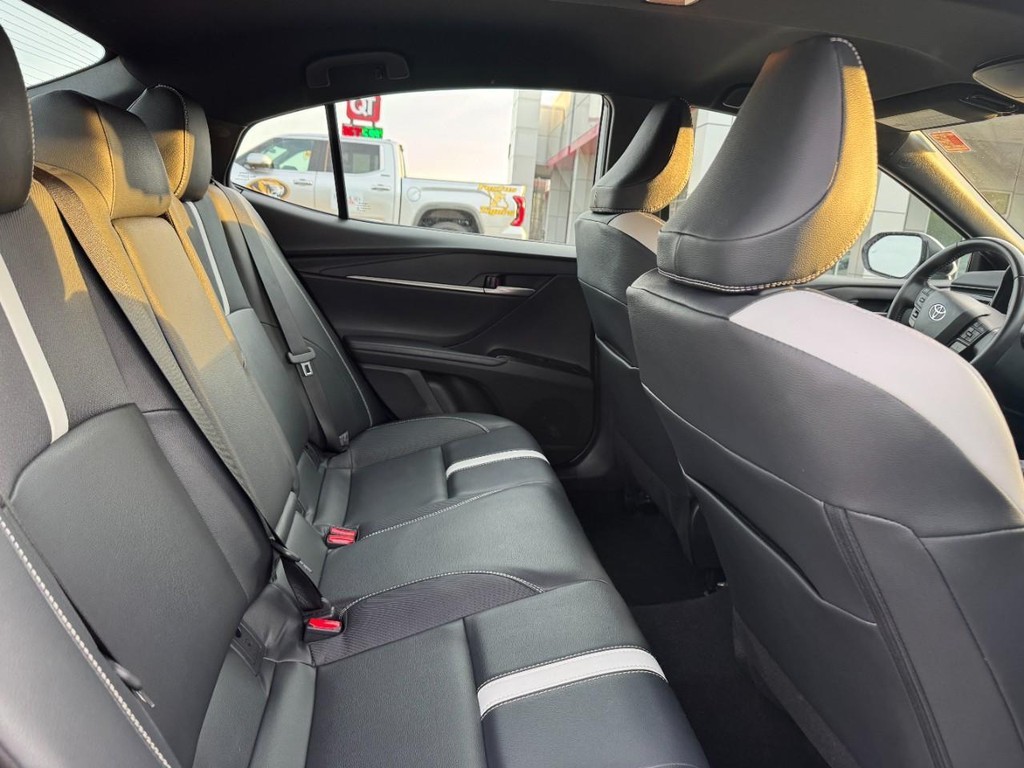 Toyota Camry Vehicle Full-screen Gallery Image 11