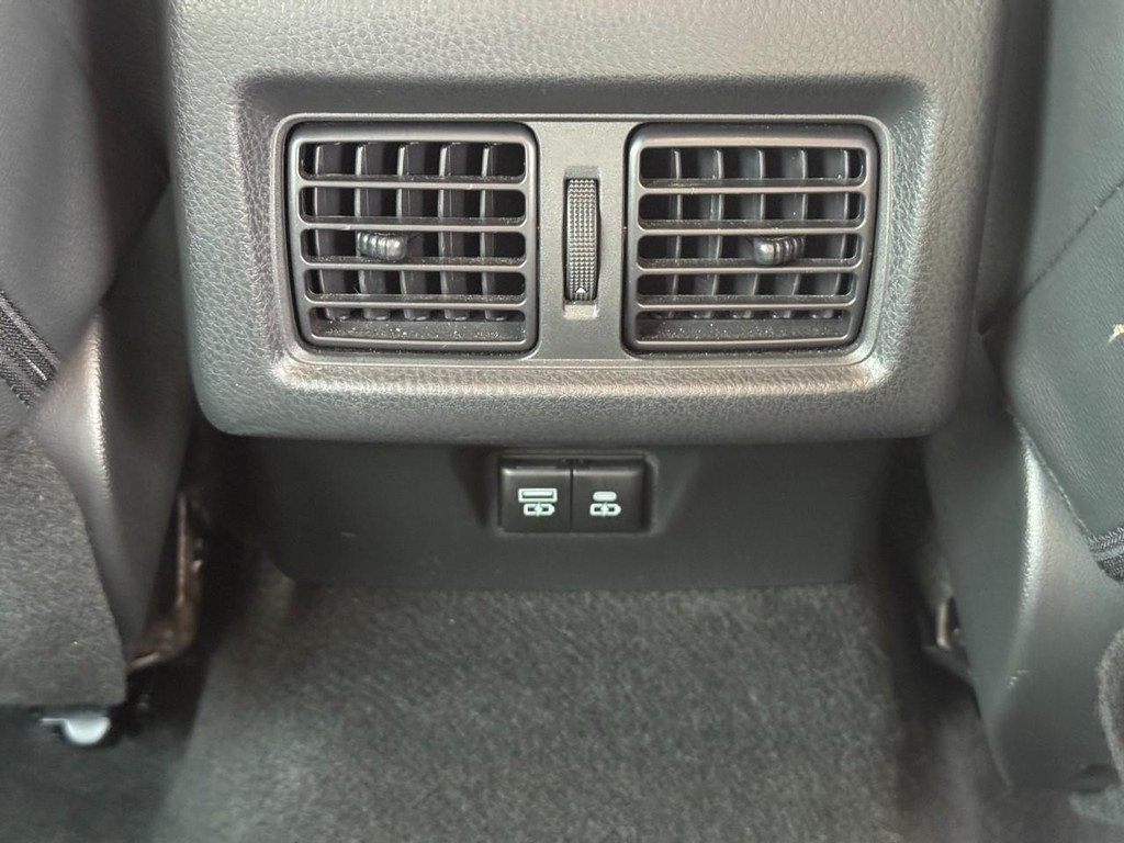 Toyota Camry Vehicle Full-screen Gallery Image 12