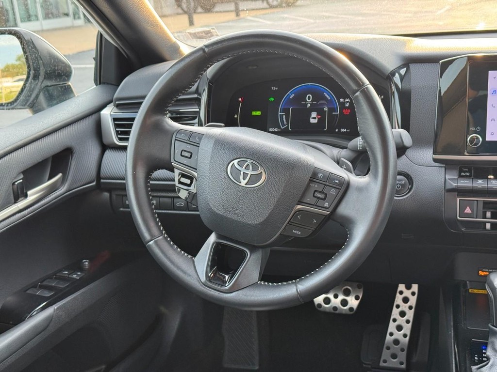 Toyota Camry Vehicle Full-screen Gallery Image 14
