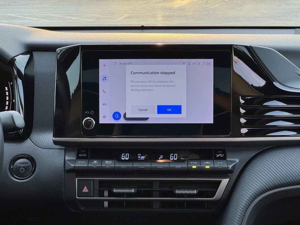 Toyota Camry Vehicle Full-screen Gallery Image 15