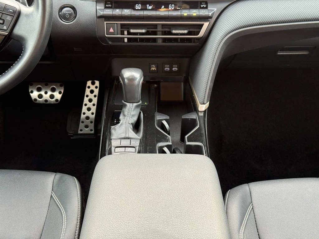 Toyota Camry Vehicle Full-screen Gallery Image 16