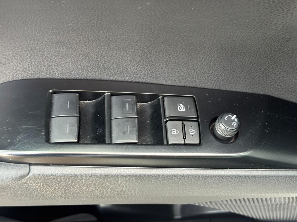Toyota Camry Vehicle Full-screen Gallery Image 17