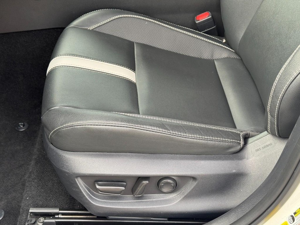 Toyota Camry Vehicle Full-screen Gallery Image 18