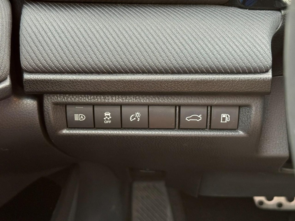 Toyota Camry Vehicle Full-screen Gallery Image 19