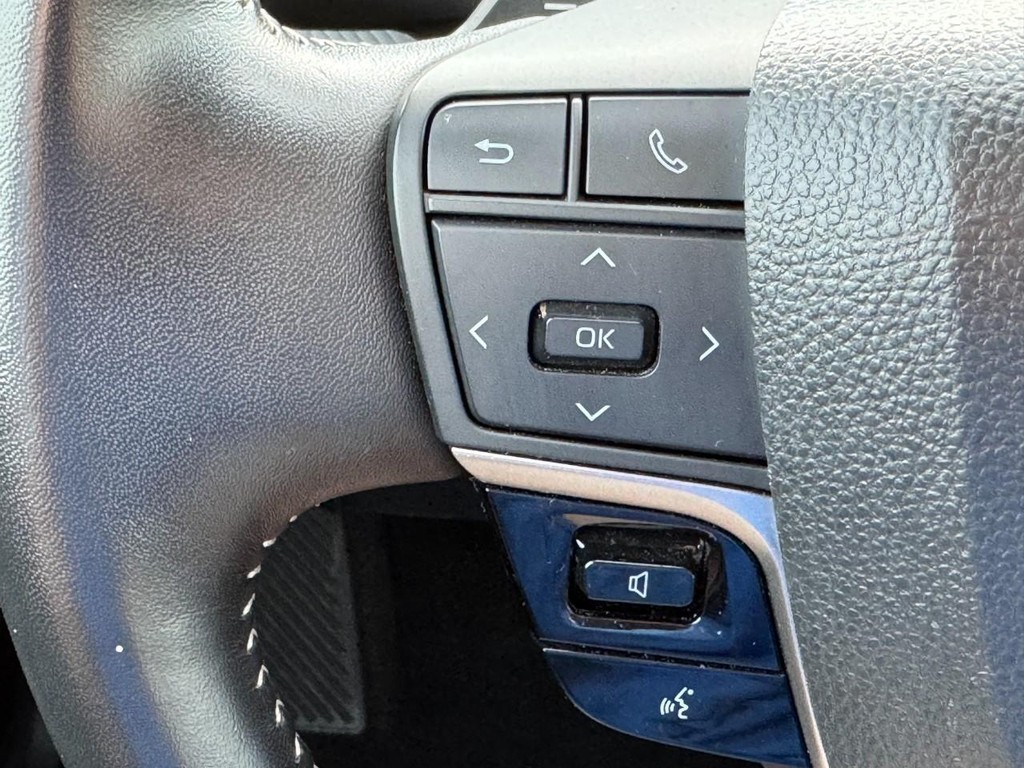 Toyota Camry Vehicle Full-screen Gallery Image 20