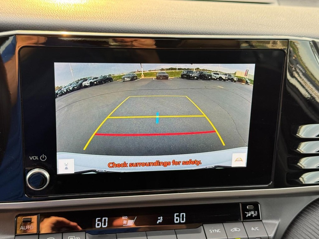 Toyota Camry Vehicle Full-screen Gallery Image 24