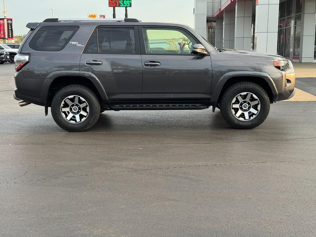 Toyota 4Runner Vehicle Full-screen Gallery Image 02