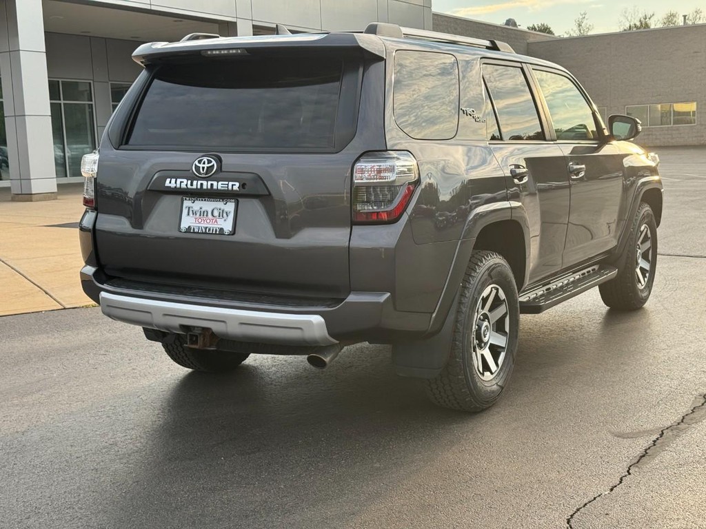 Toyota 4Runner Vehicle Full-screen Gallery Image 03