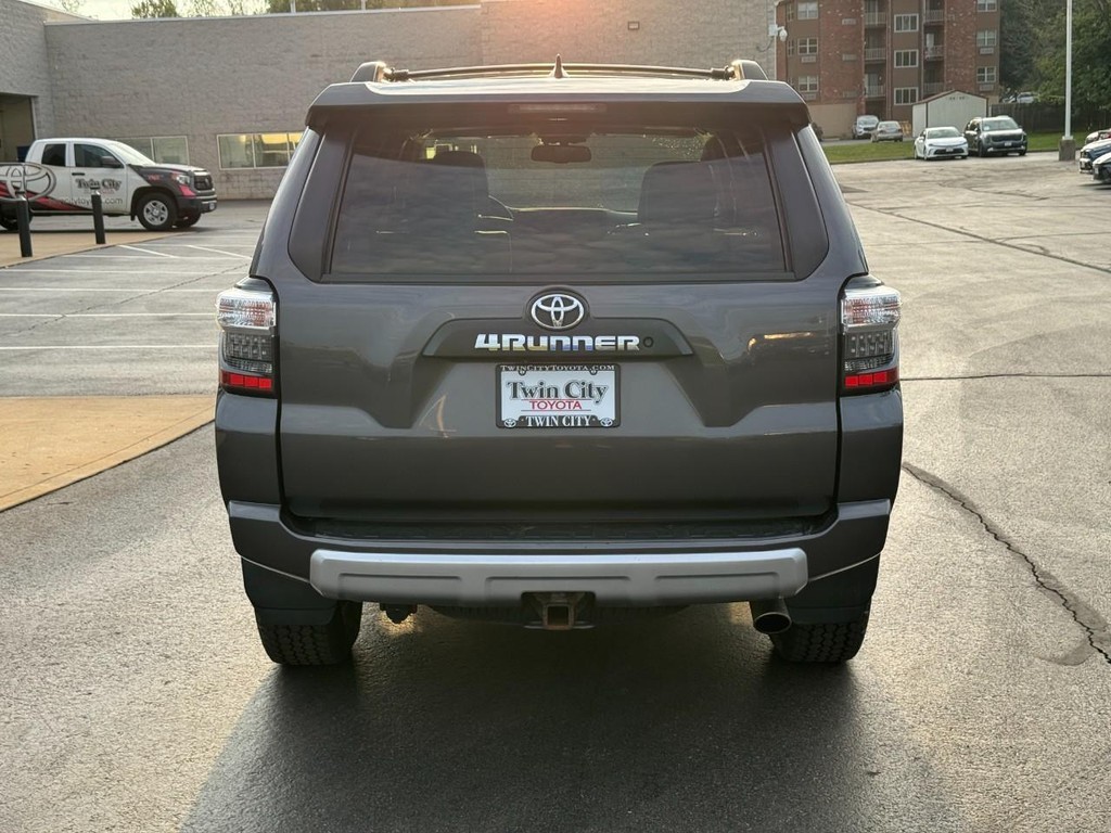 Toyota 4Runner Vehicle Full-screen Gallery Image 04