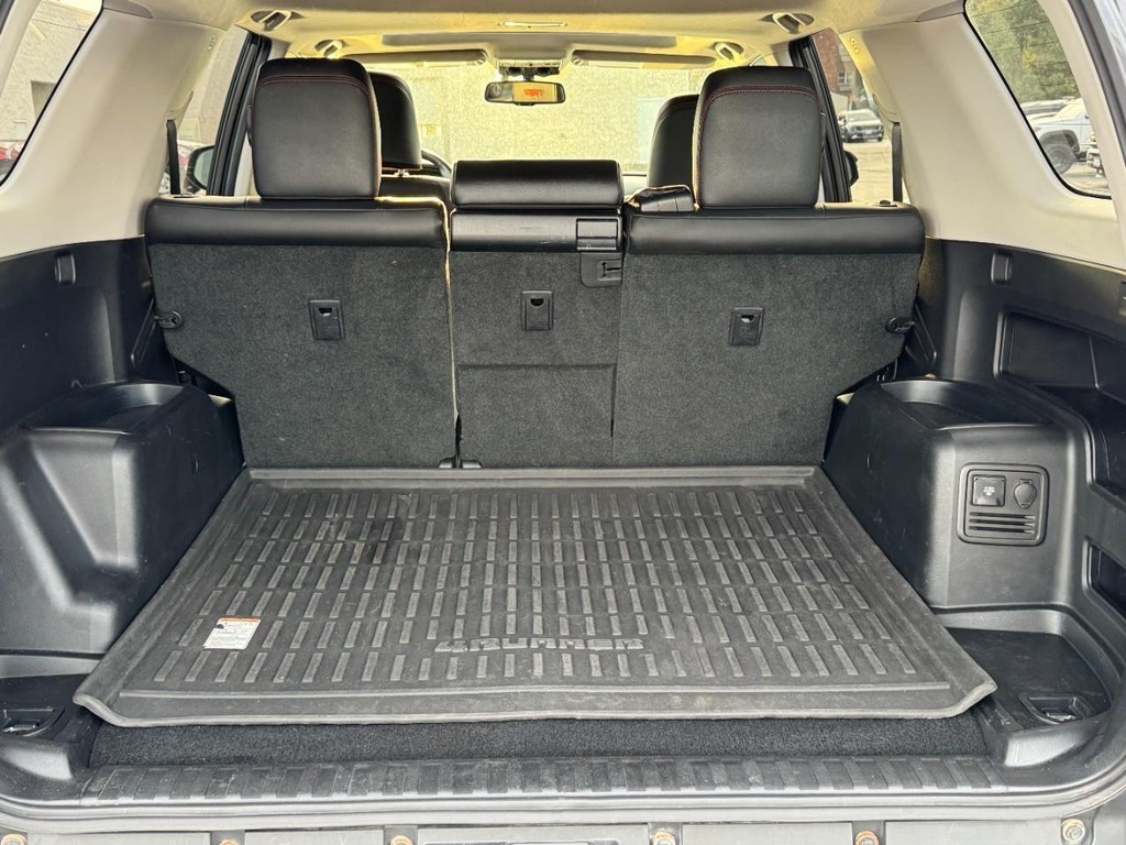 Toyota 4Runner Vehicle Full-screen Gallery Image 05