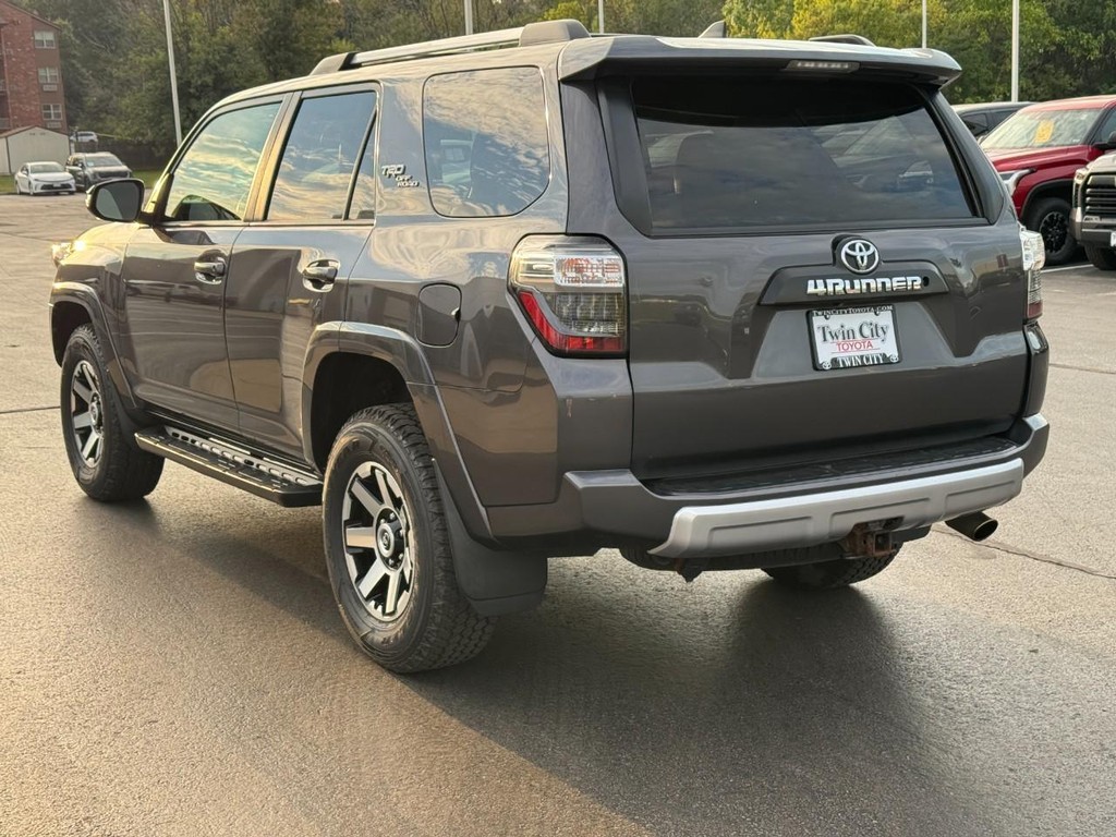 Toyota 4Runner Vehicle Full-screen Gallery Image 06