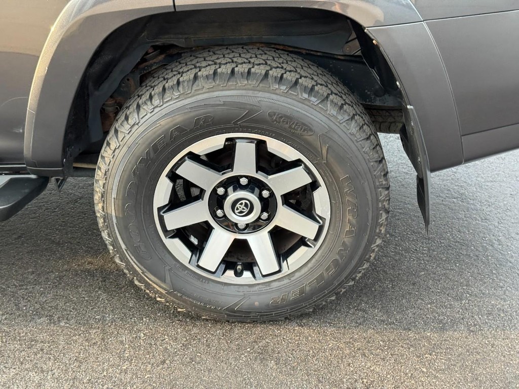 Toyota 4Runner Vehicle Full-screen Gallery Image 07