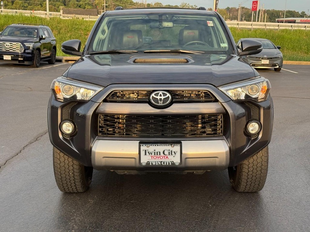 Toyota 4Runner Vehicle Full-screen Gallery Image 09