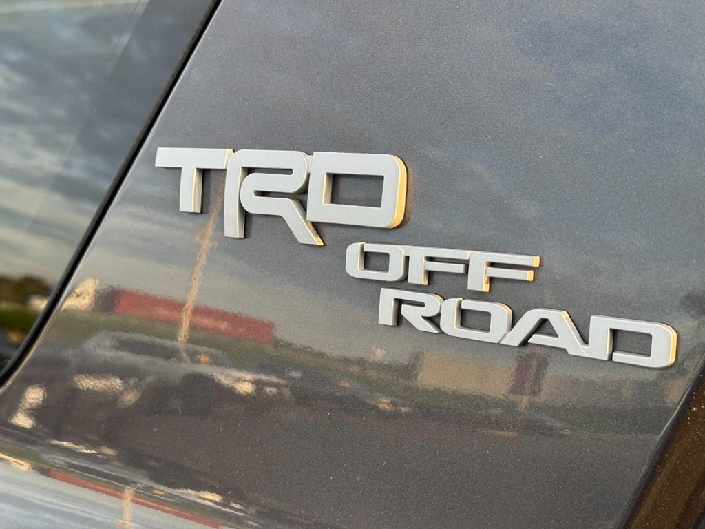 Toyota 4Runner Vehicle Full-screen Gallery Image 10