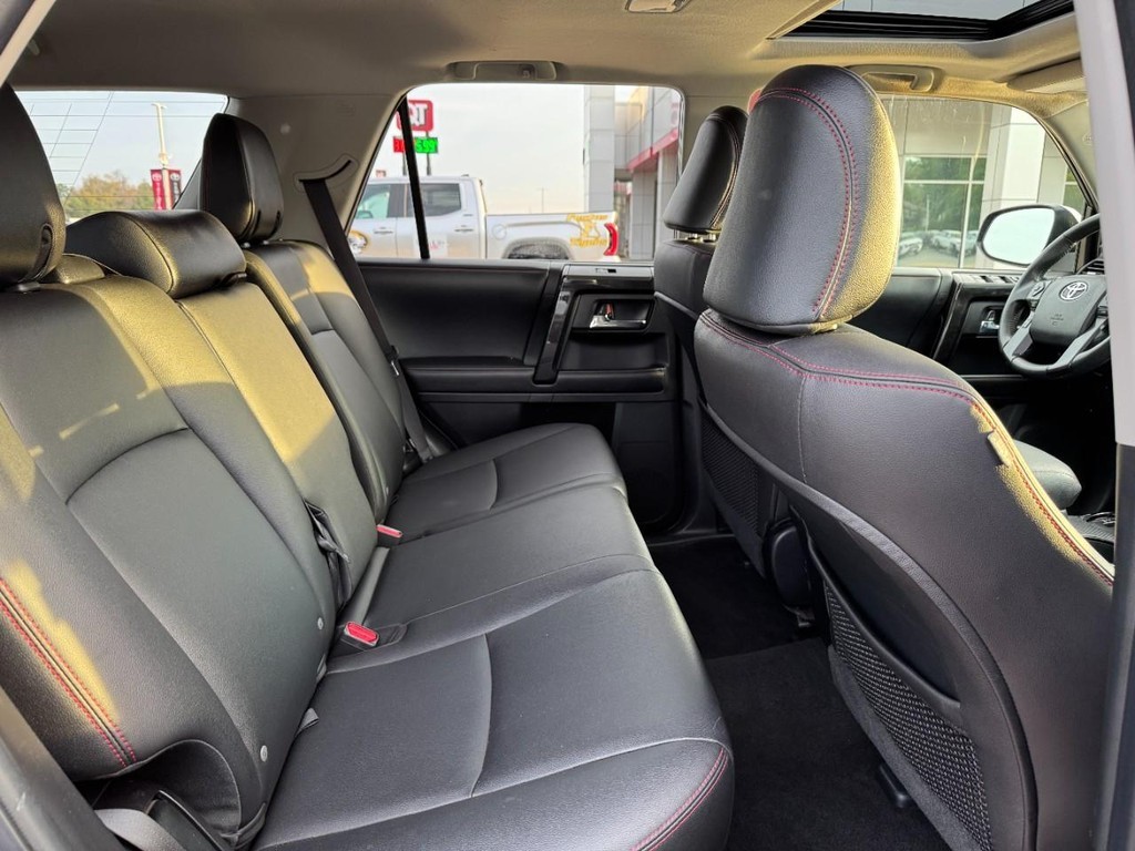 Toyota 4Runner Vehicle Full-screen Gallery Image 11