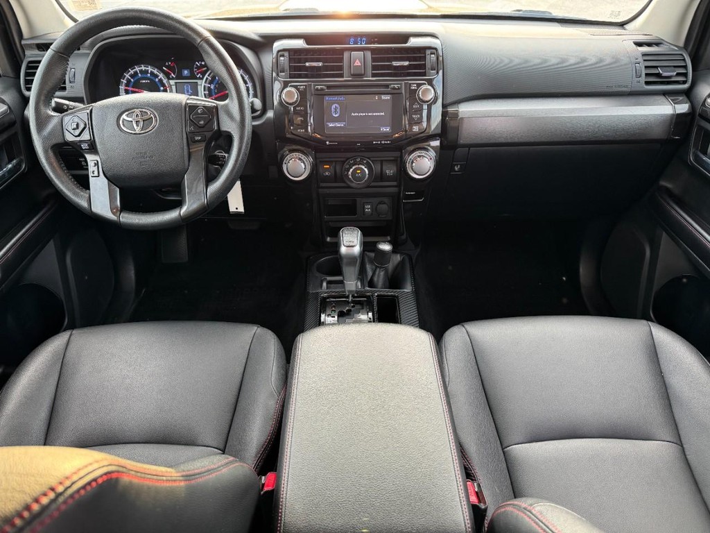 Toyota 4Runner Vehicle Full-screen Gallery Image 13