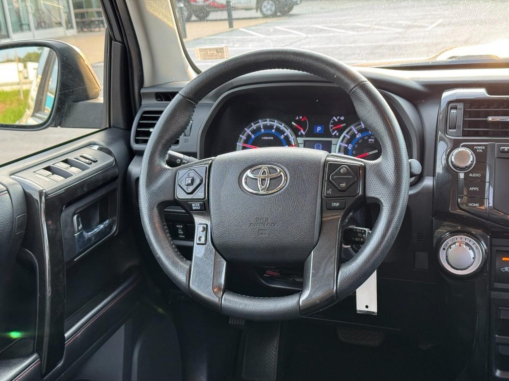 Toyota 4Runner Vehicle Full-screen Gallery Image 14