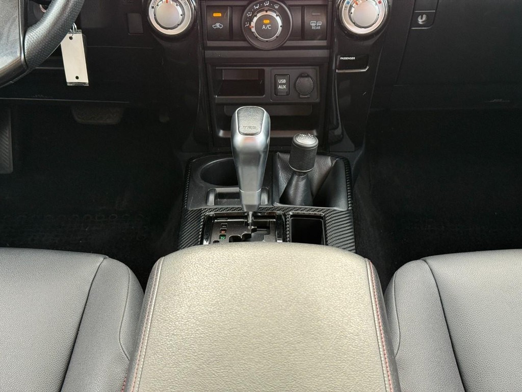 Toyota 4Runner Vehicle Full-screen Gallery Image 16