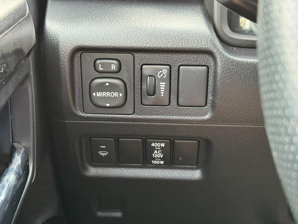 Toyota 4Runner Vehicle Full-screen Gallery Image 19