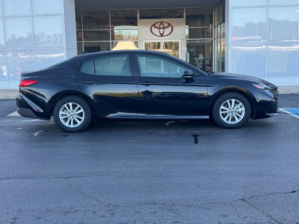 Toyota Camry Vehicle Full-screen Gallery Image 2