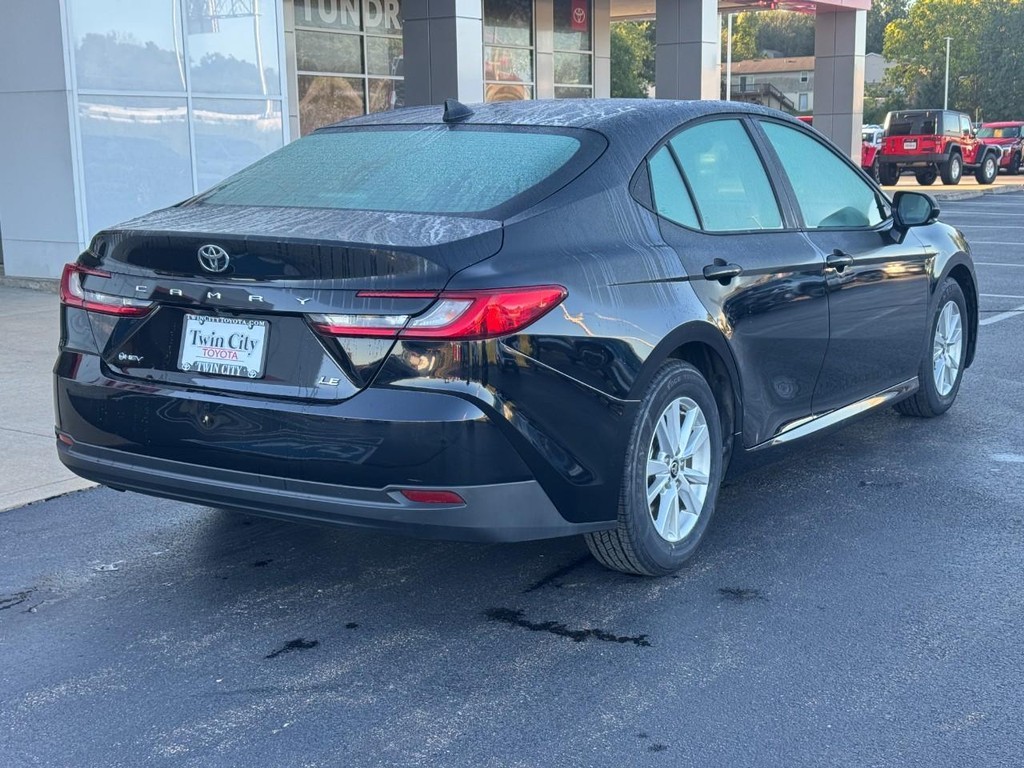 Toyota Camry Vehicle Full-screen Gallery Image 3