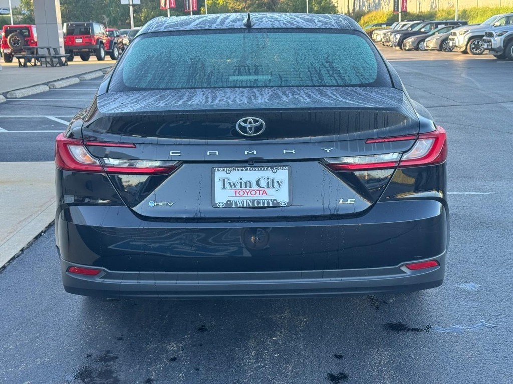 Toyota Camry Vehicle Full-screen Gallery Image 4