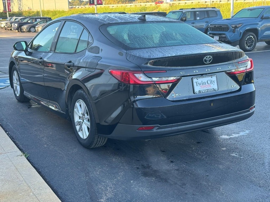 Toyota Camry Vehicle Full-screen Gallery Image 7