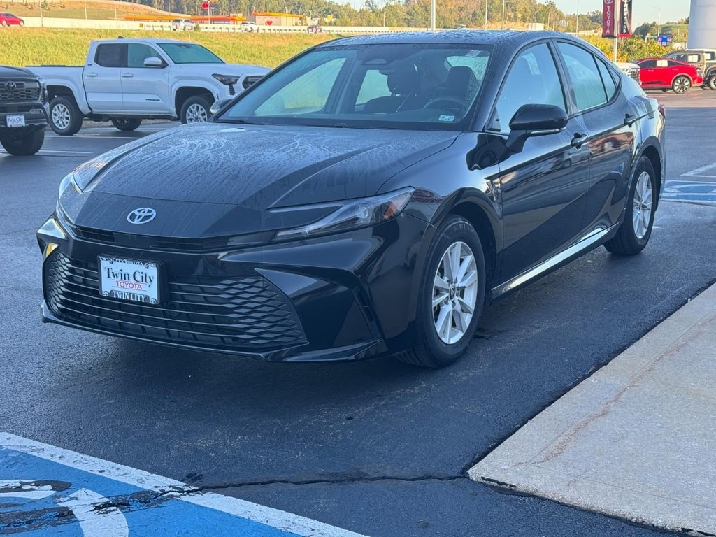 Toyota Camry Vehicle Full-screen Gallery Image 9