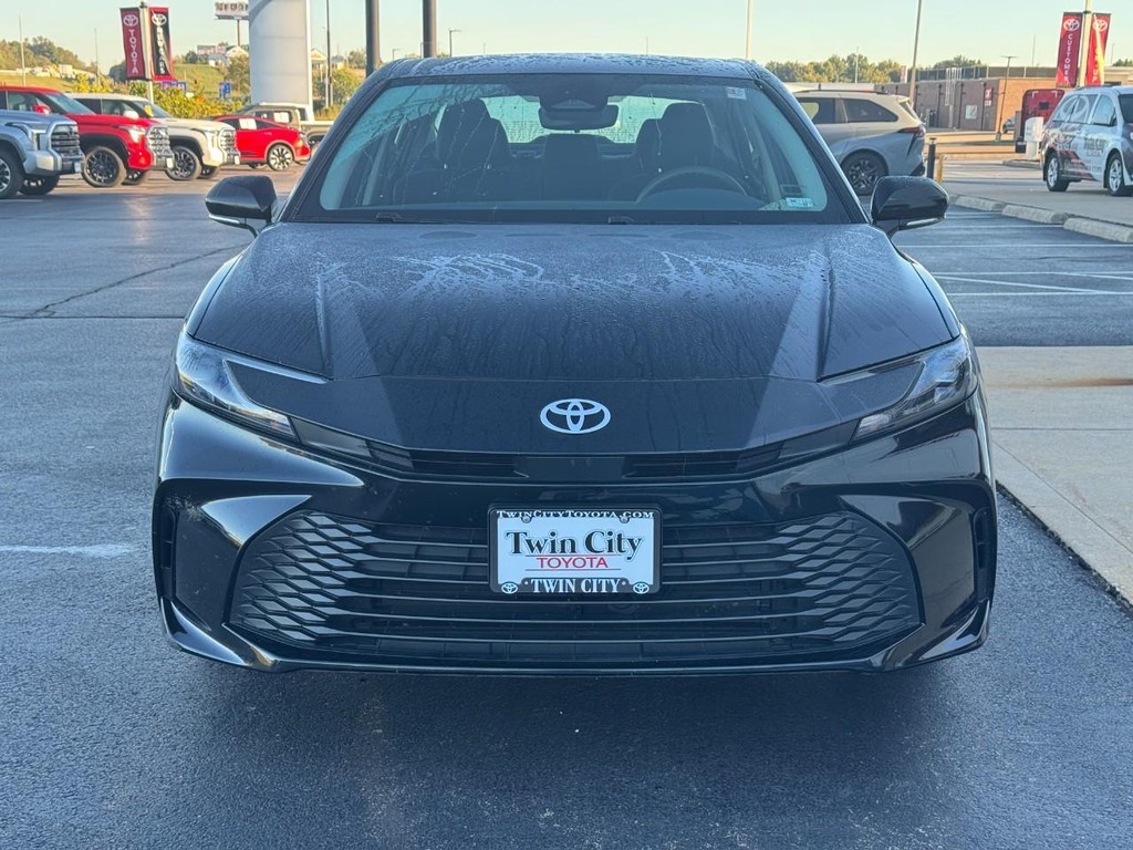 Toyota Camry Vehicle Full-screen Gallery Image 10